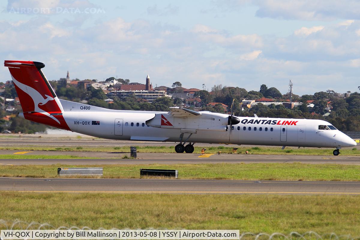 VH-QOX, 2009 De Havilland Canada DHC-8-402Q Dash 8 C/N 4287, TAXIING