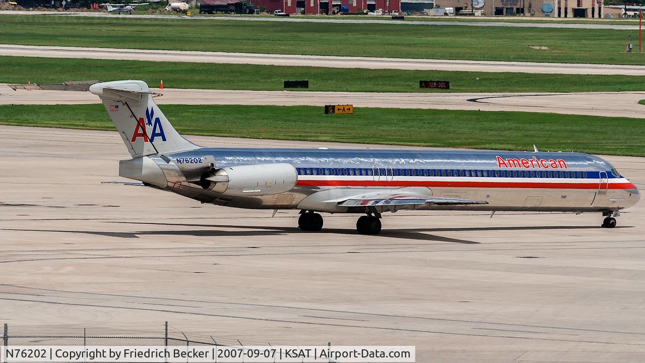 N76202, 1992 McDonnell Douglas MD-83 (DC-9-83) C/N 53292, taxying to the active