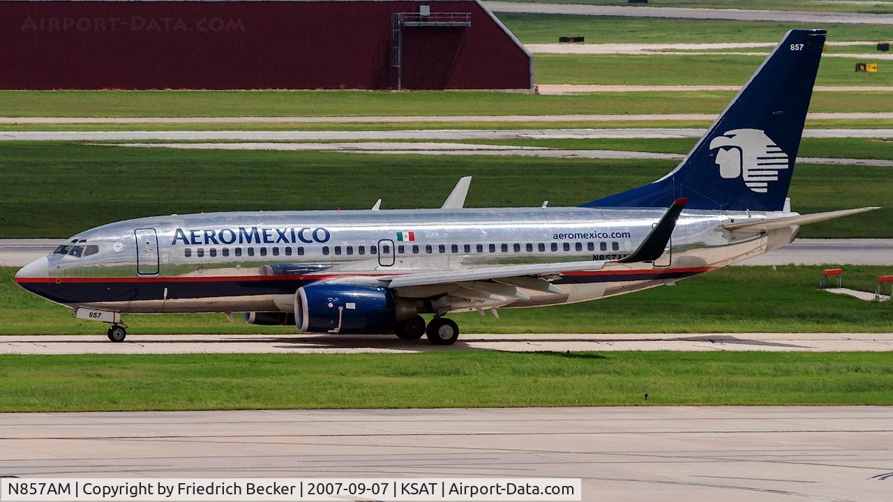 N857AM, 2004 Boeing 737-752 C/N 33793, taxying to the active