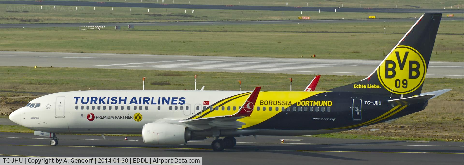 TC-JHU, 2013 Boeing 737-8F2 C/N 42002, Turkish Airlines (Borussia Dortmund cs.), is taxiing to the gate at Düsseldorf Int'l(EDDL)