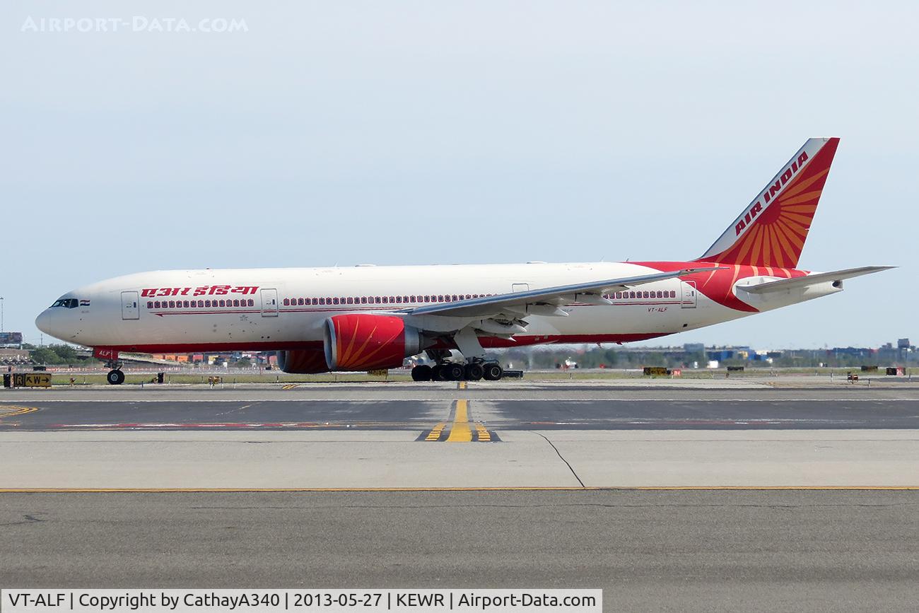 VT-ALF, 2009 Boeing 777-237/LR C/N 36305, Taxiing to departure on Runway 22R