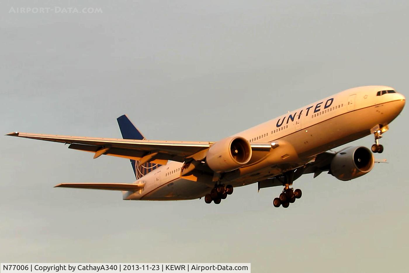 N77006, 1998 Boeing 777-224 C/N 29476, Approaching Runway 22L in the sunset