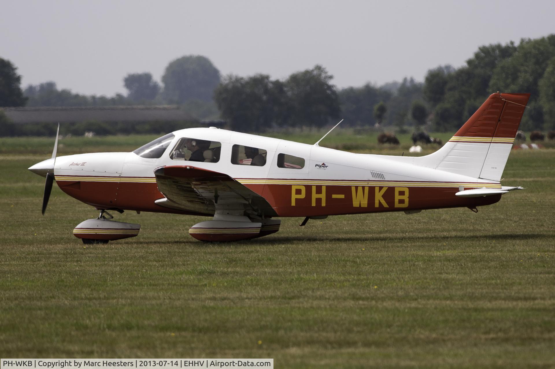 PH-WKB, 2007 Piper PA-28-181 C/N 2843664, Rolling on the grass towards the active runway on Hilversum Airfield