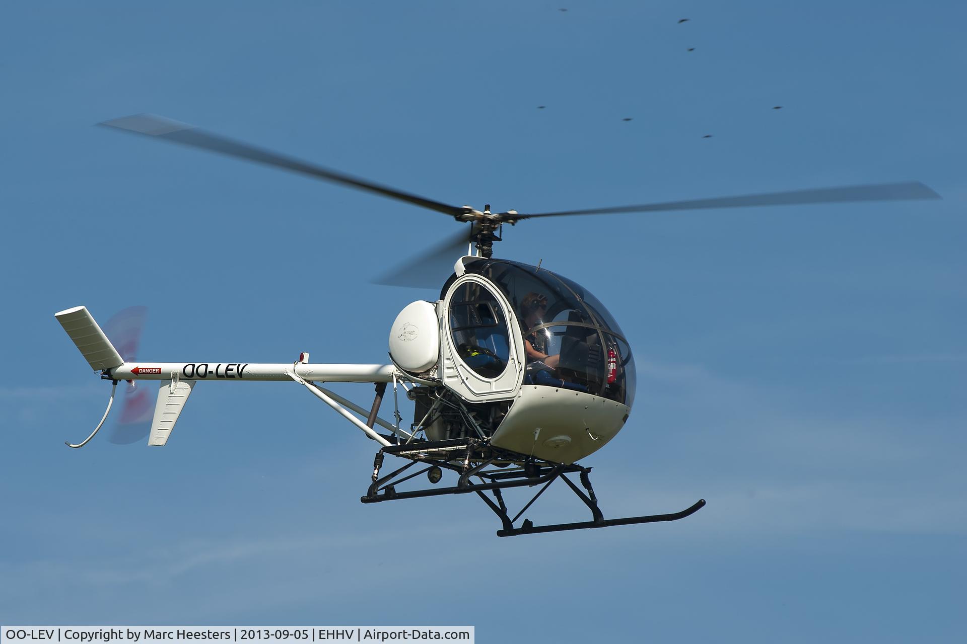 OO-LEV, 1996 Hughes 300 C/N S-1726, Very short final RWY 13 @ EHHV