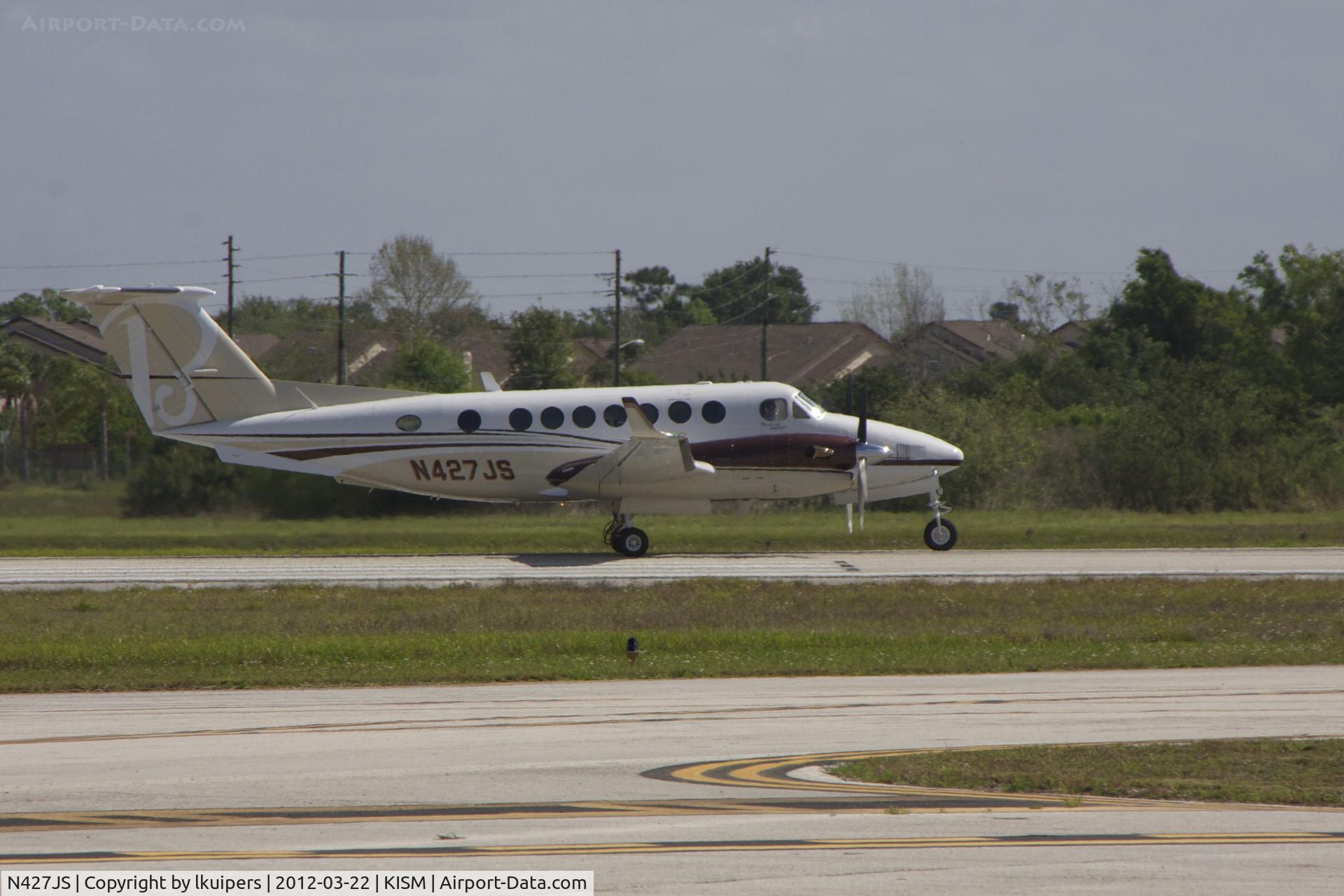 N427JS, 1999 Raytheon Aircraft Company B300 C/N FL-263, This Beech 350 just touched down at Kissimee Airport