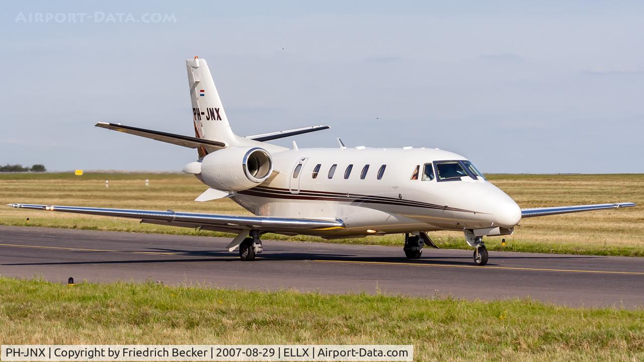 PH-JNX, 2006 Cessna 560XL Citation XLS C/N 560-5641, taxying to the active
