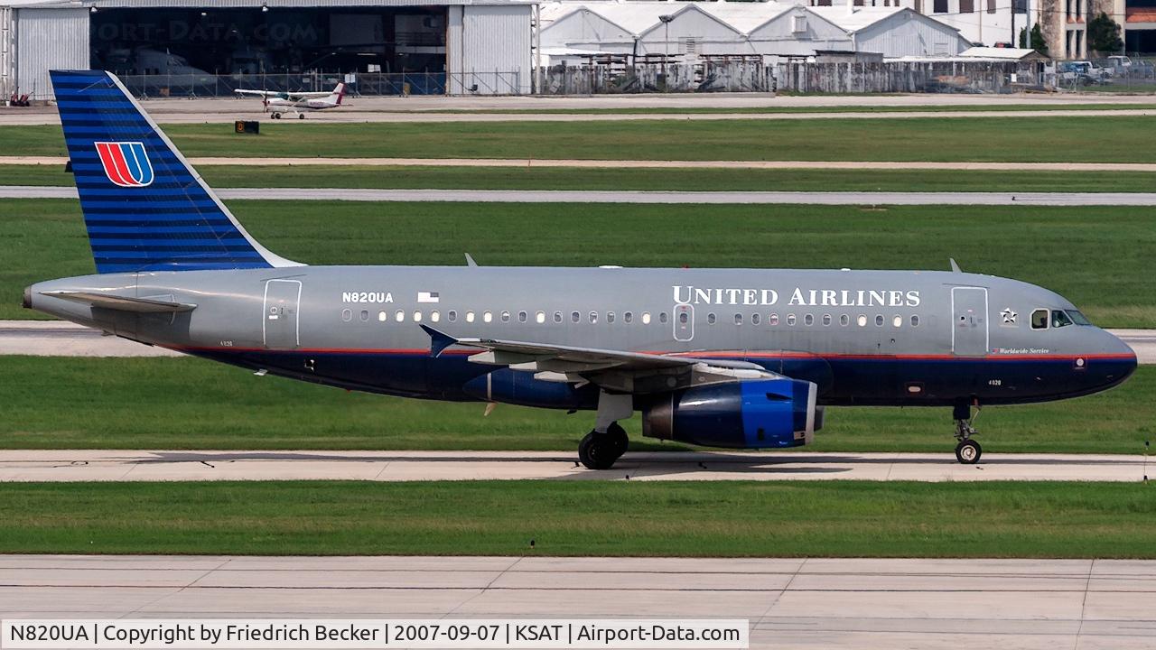 N820UA, 1998 Airbus A319-131 C/N 898, taxying to the gate