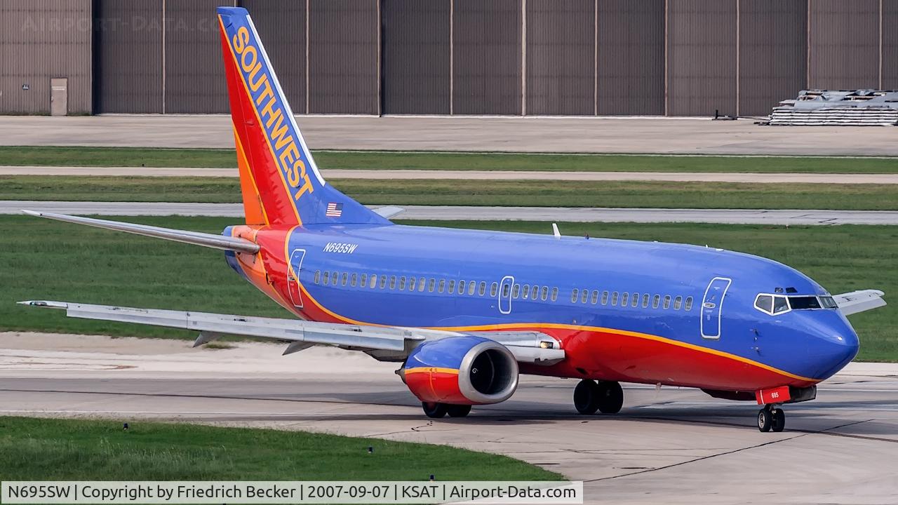 N695SW, 1986 Boeing 737-3Q8 C/N 23506, taxying to the gate