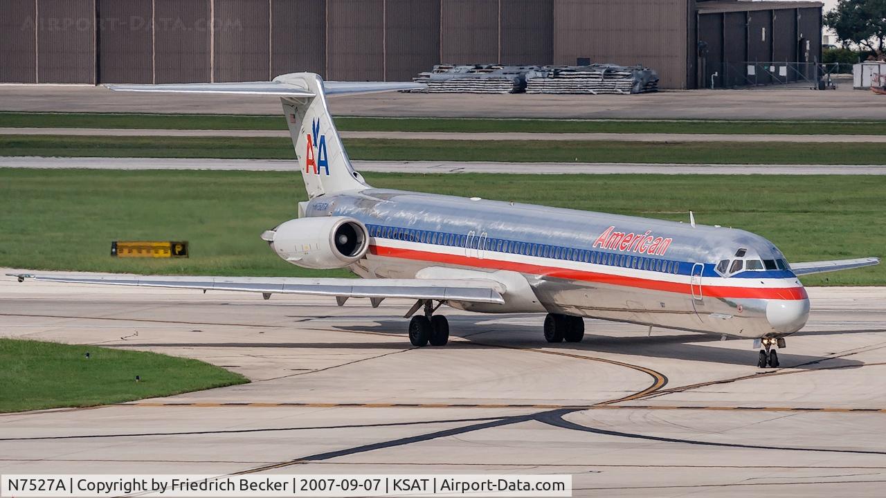 N7527A, 1990 McDonnell Douglas MD-82 (DC-9-82) C/N 49919, taxying to the gate