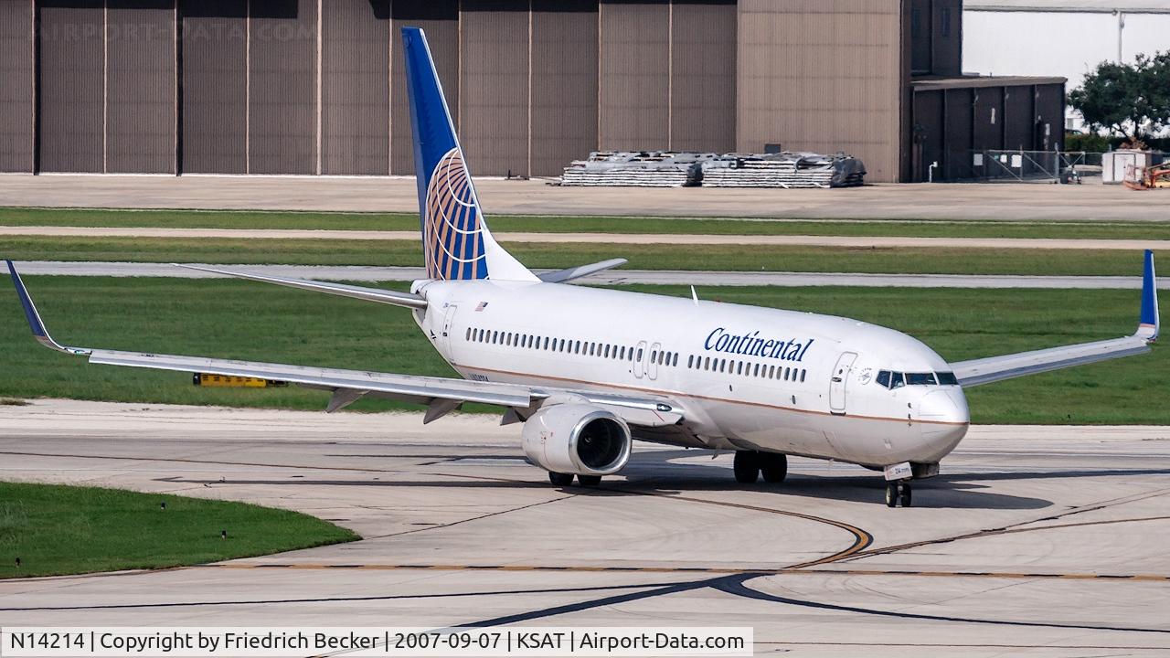 N14214, 1998 Boeing 737-824 C/N 28774, taxying to the gate