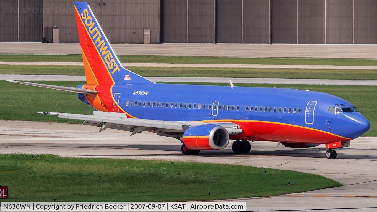 N636WN, 1996 Boeing 737-3H4 C/N 27709, taxying to the gate