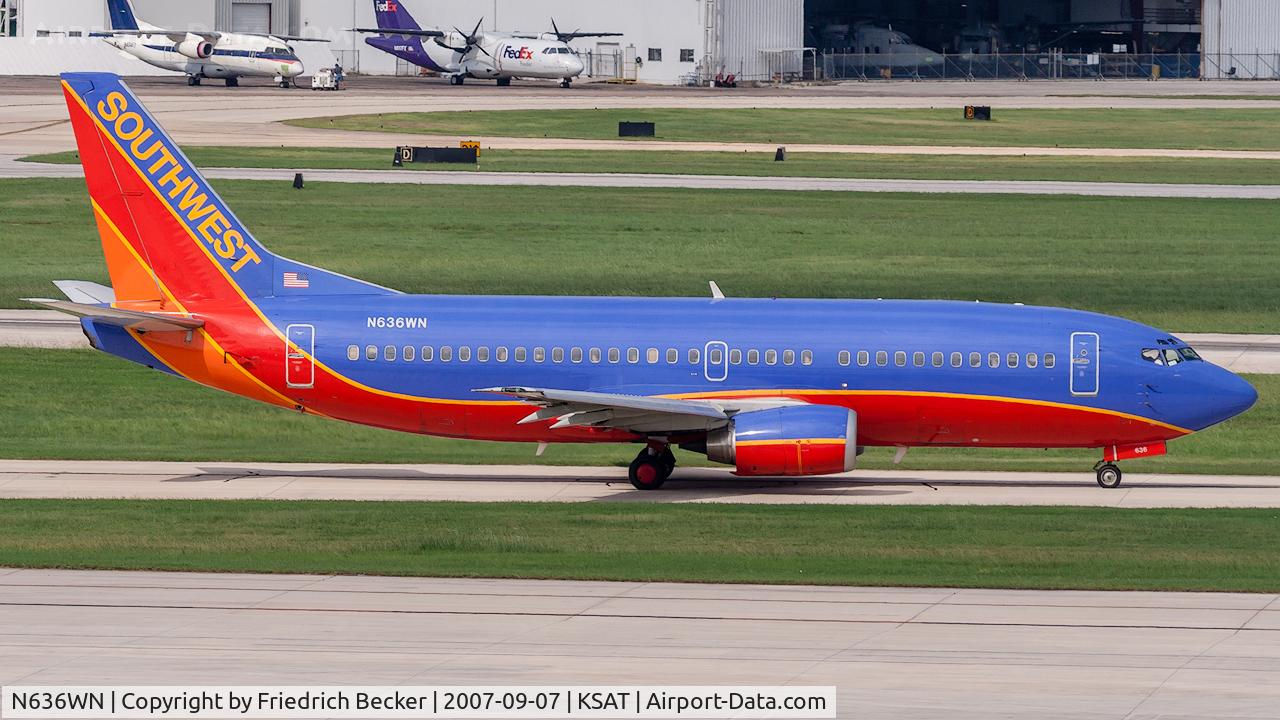 N636WN, 1996 Boeing 737-3H4 C/N 27709, taxying to the gate
