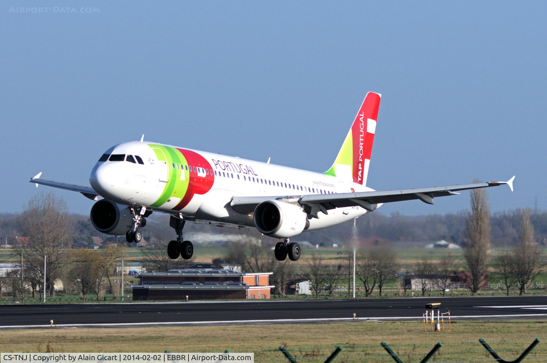 CS-TNJ, 2000 Airbus A320-214 C/N 1181, Landing