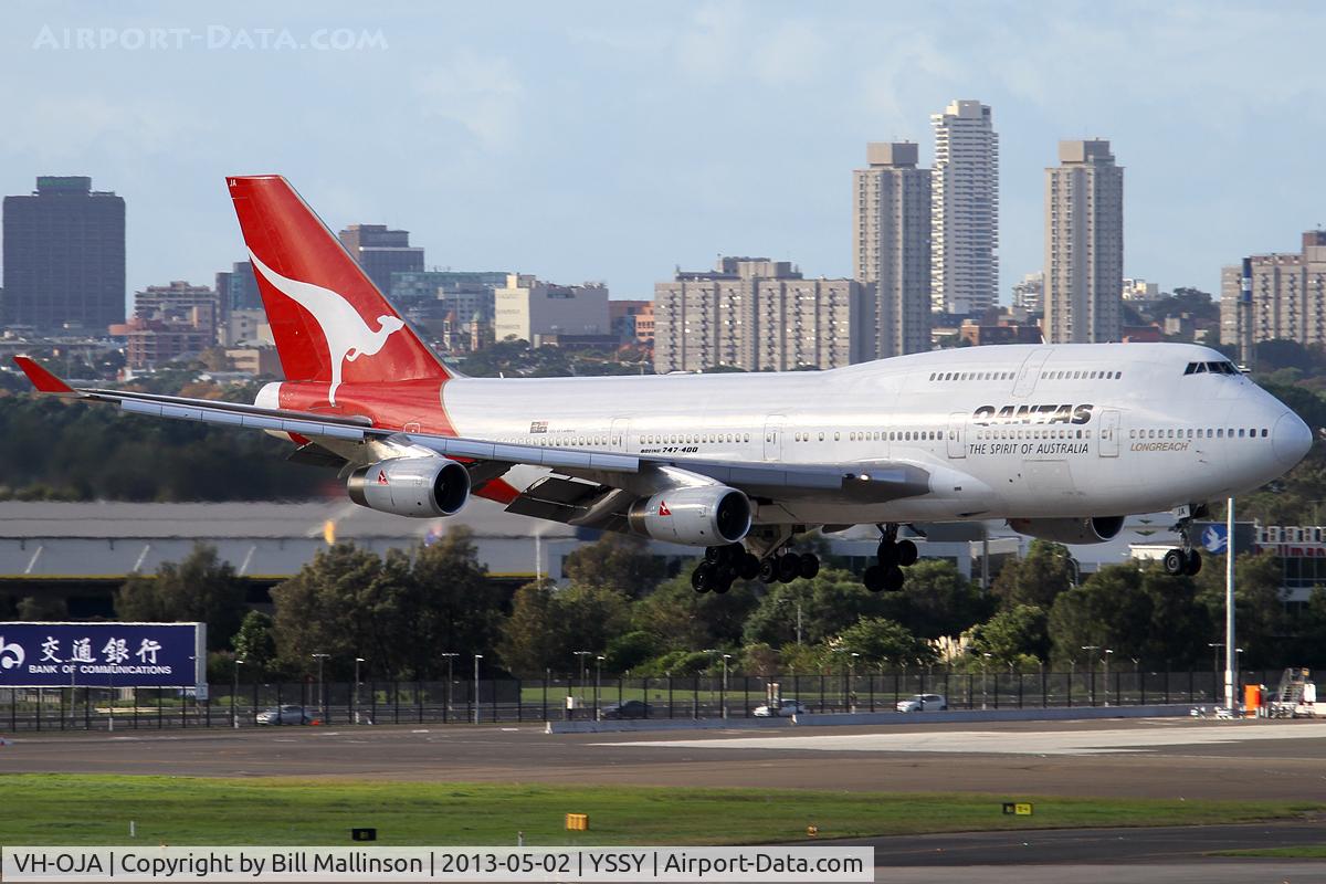 VH-OJA, 1989 Boeing 747-438 C/N 24354, finals to 16R