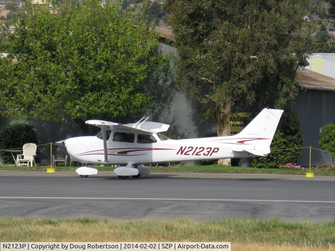 N2123P, 2005 Cessna 172S C/N 172S10000, 2005 Cessna 172S SKYHAWK SP, Lycoming IO-360-L2A 180 Hp, CS prop, this aircraft spent its original first life with wings off as an instrument trainer, taxi to Rwy 04
