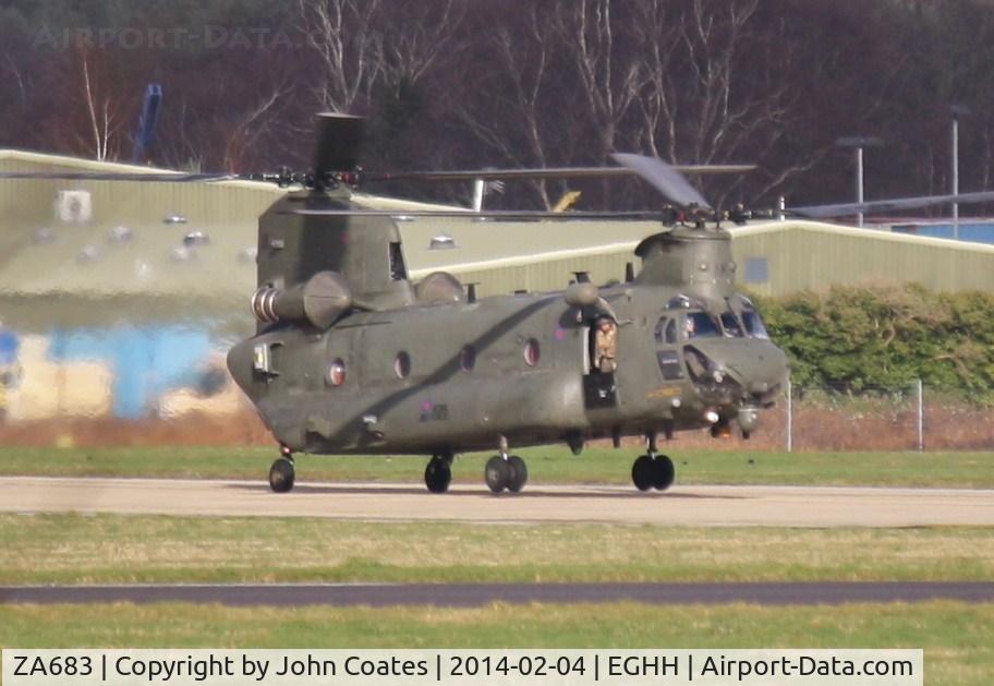 ZA683, Boeing Vertol Chinook HC.4 C/N MA014/M7031, Taxiing to depart after fuelling