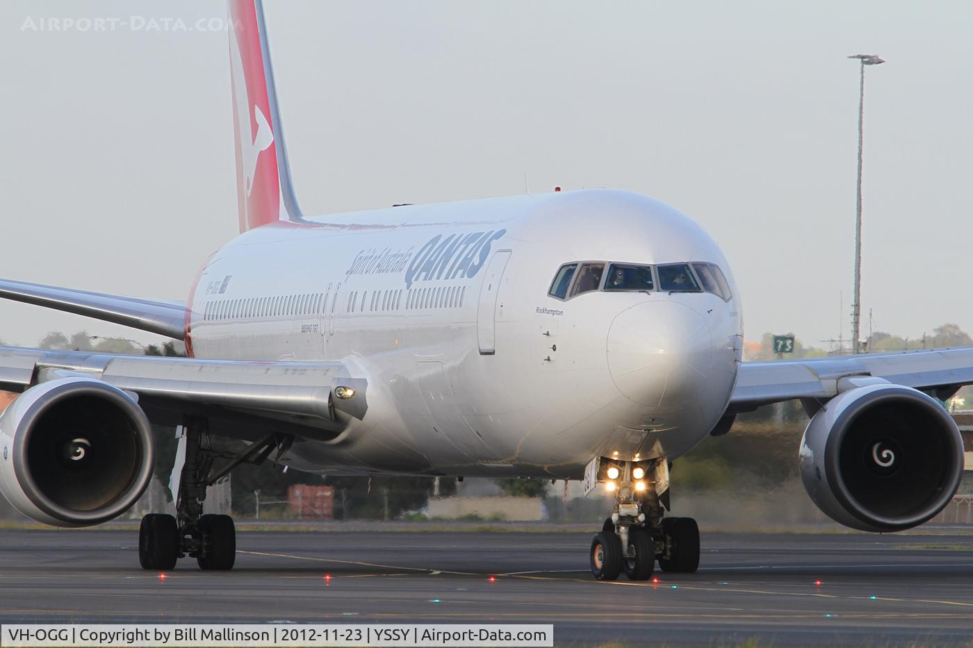 VH-OGG, 1990 Boeing 767-338 C/N 24929, TAXI FROM 34R