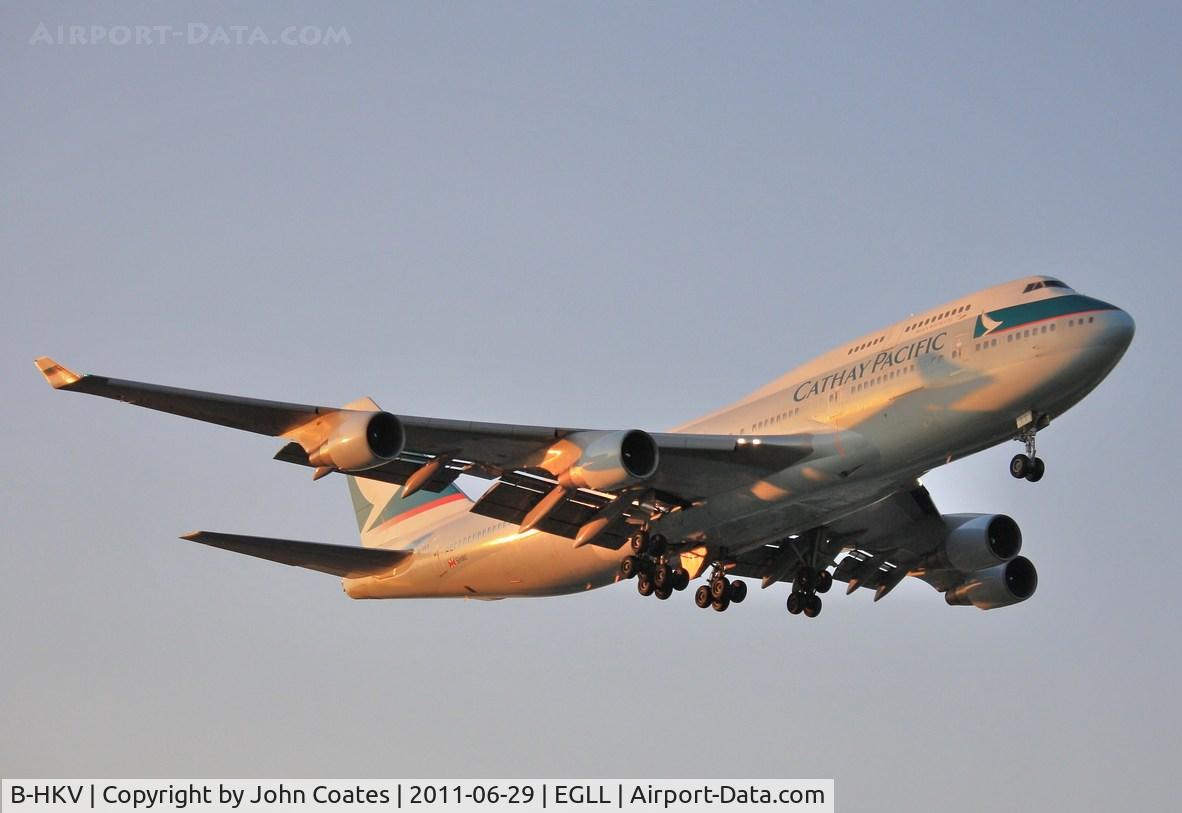 B-HKV, Boeing 747-412 C/N 26552, Finals to 27L in dawn sunshine