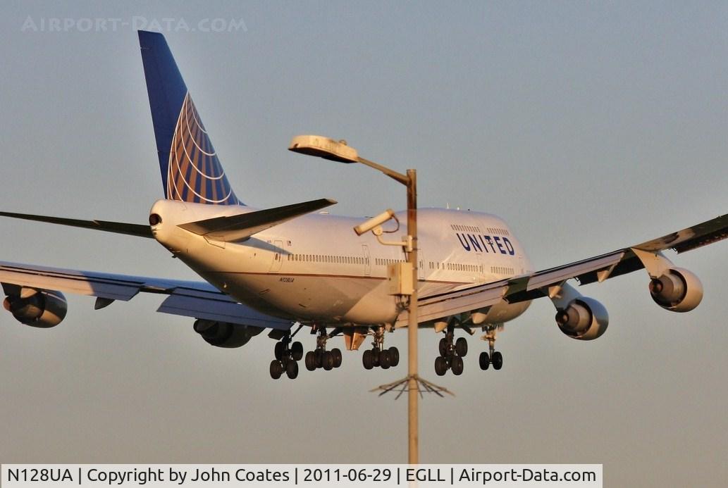 N128UA, 2000 Boeing 747-422 C/N 30023, Low across the A30 for dawn touchdown