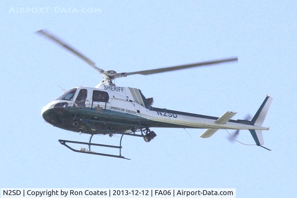 N2SD, 2006 Eurocopter AS-350B-2 Ecureuil C/N 4099, This Pinellas Sheriff's Dept, Eurocopter is flying over Largo's Central Park, just north of it's heliport - FA06