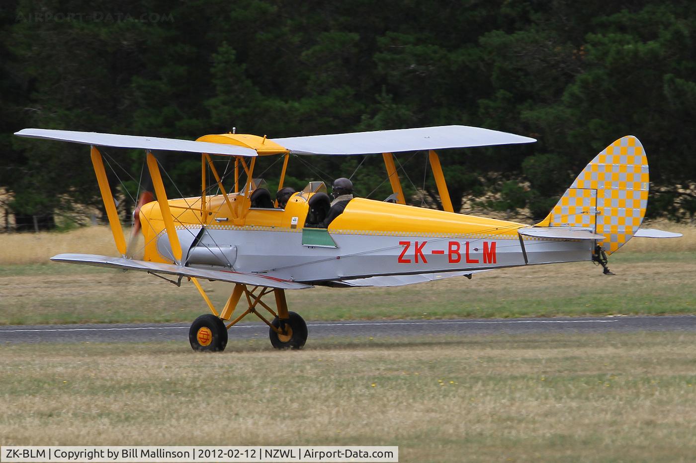 ZK-BLM, 1944 De Havilland New Zealand DH-82A Tiger Moth C/N DHNZ164, ROLLING