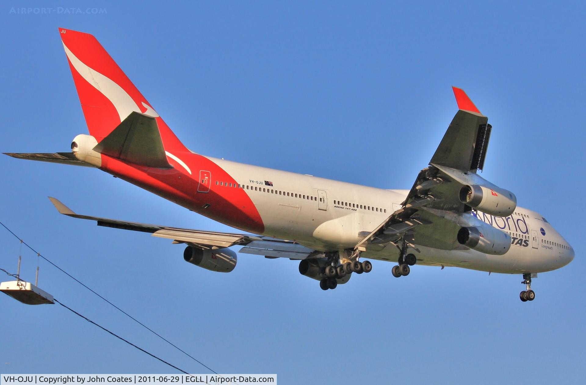 VH-OJU, 1999 Boeing 747-438 C/N 25566, Across the A30 to touchdown