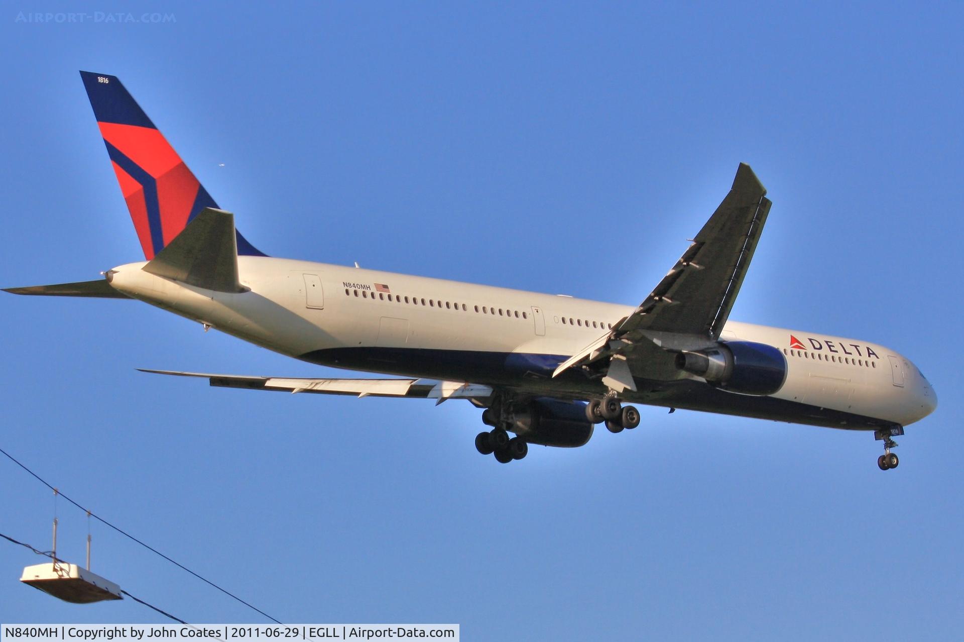 N840MH, 2001 Boeing 767-432/ER C/N 29718, Crossing the A30 to touchdown