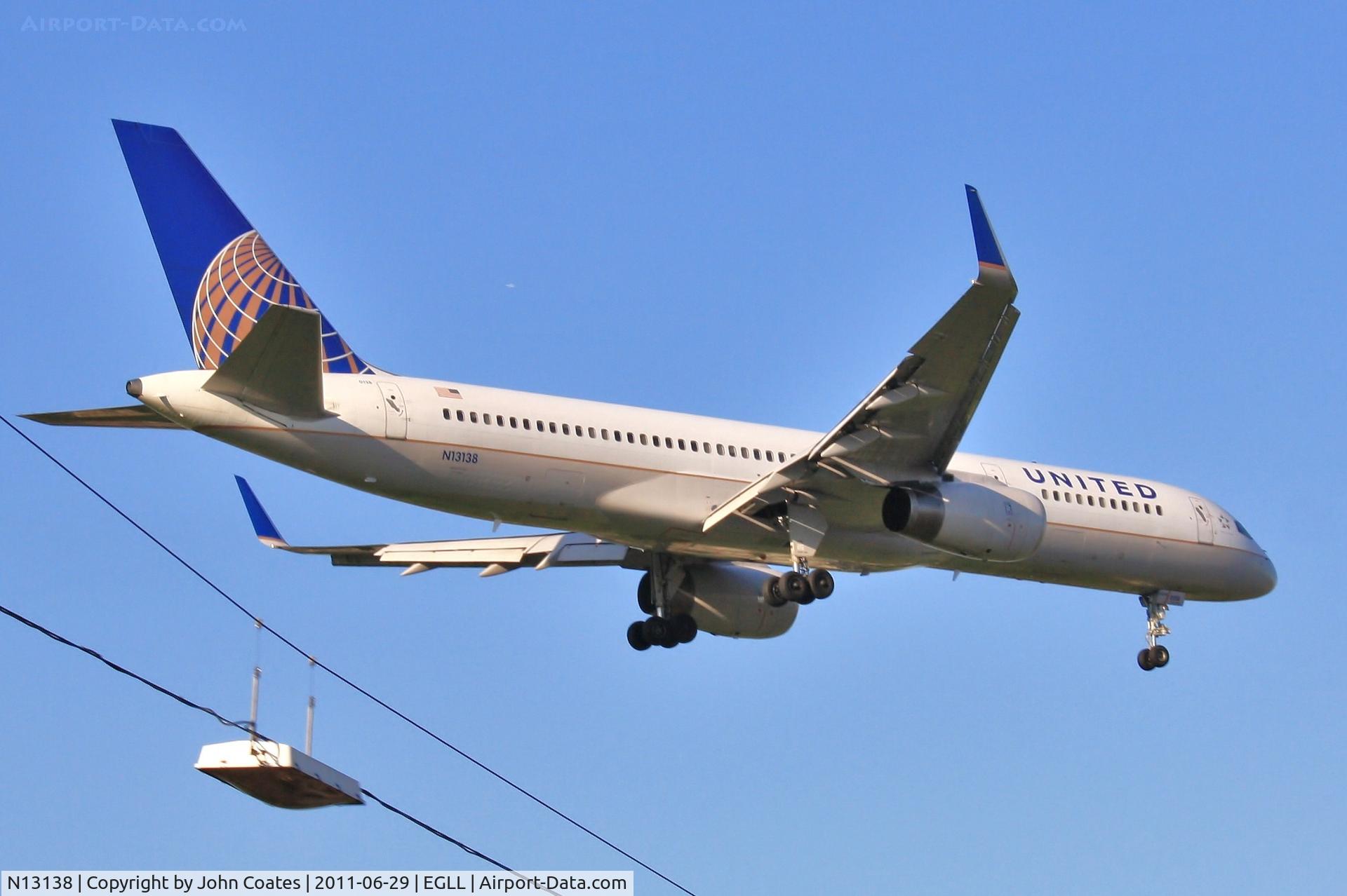 N13138, 1999 Boeing 757-224 C/N 30351, Crossing the A30 to touchdown