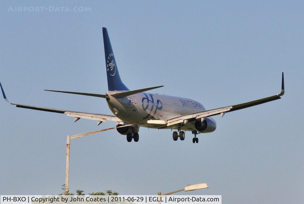 PH-BXO, 2001 Boeing 737-9K2 C/N 29599, About to touchdown 27L