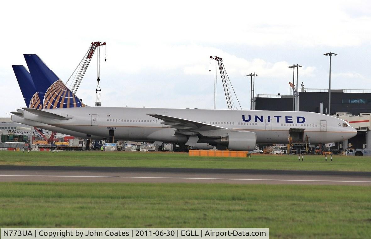 N773UA, 1995 Boeing 777-222 C/N 26929, Being loaded on stand