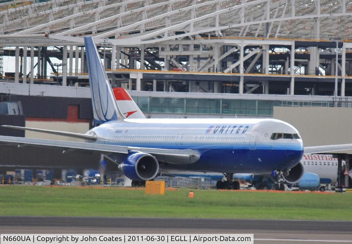N660UA, 1993 Boeing 767-322/ER C/N 27115, Taxiing to stand
