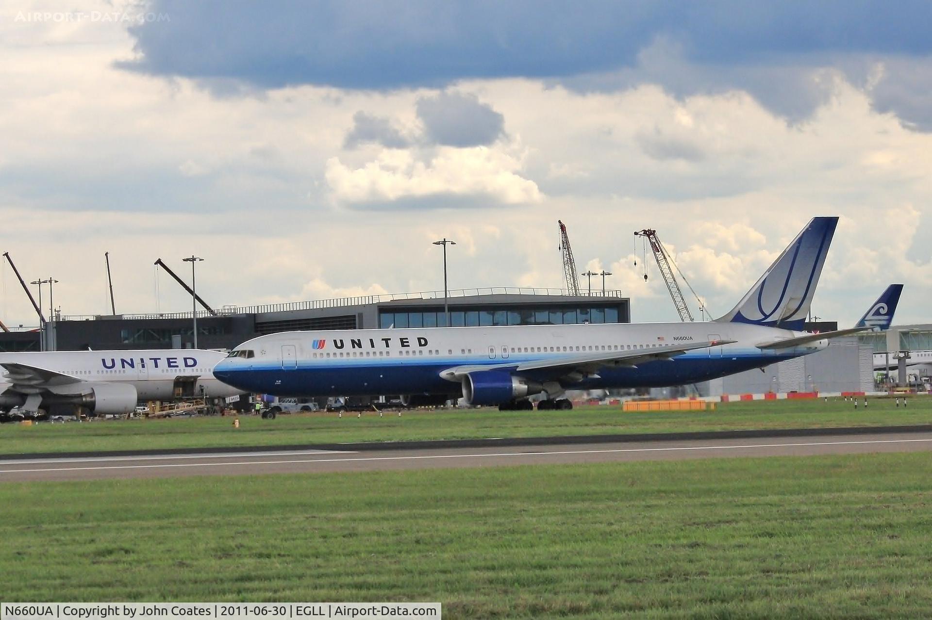 N660UA, 1993 Boeing 767-322/ER C/N 27115, Taxiing to stand