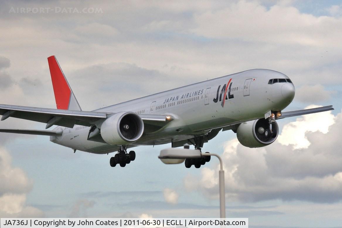 JA736J, 2006 Boeing 777-346/ER C/N 32435, Finals through the lamp posts