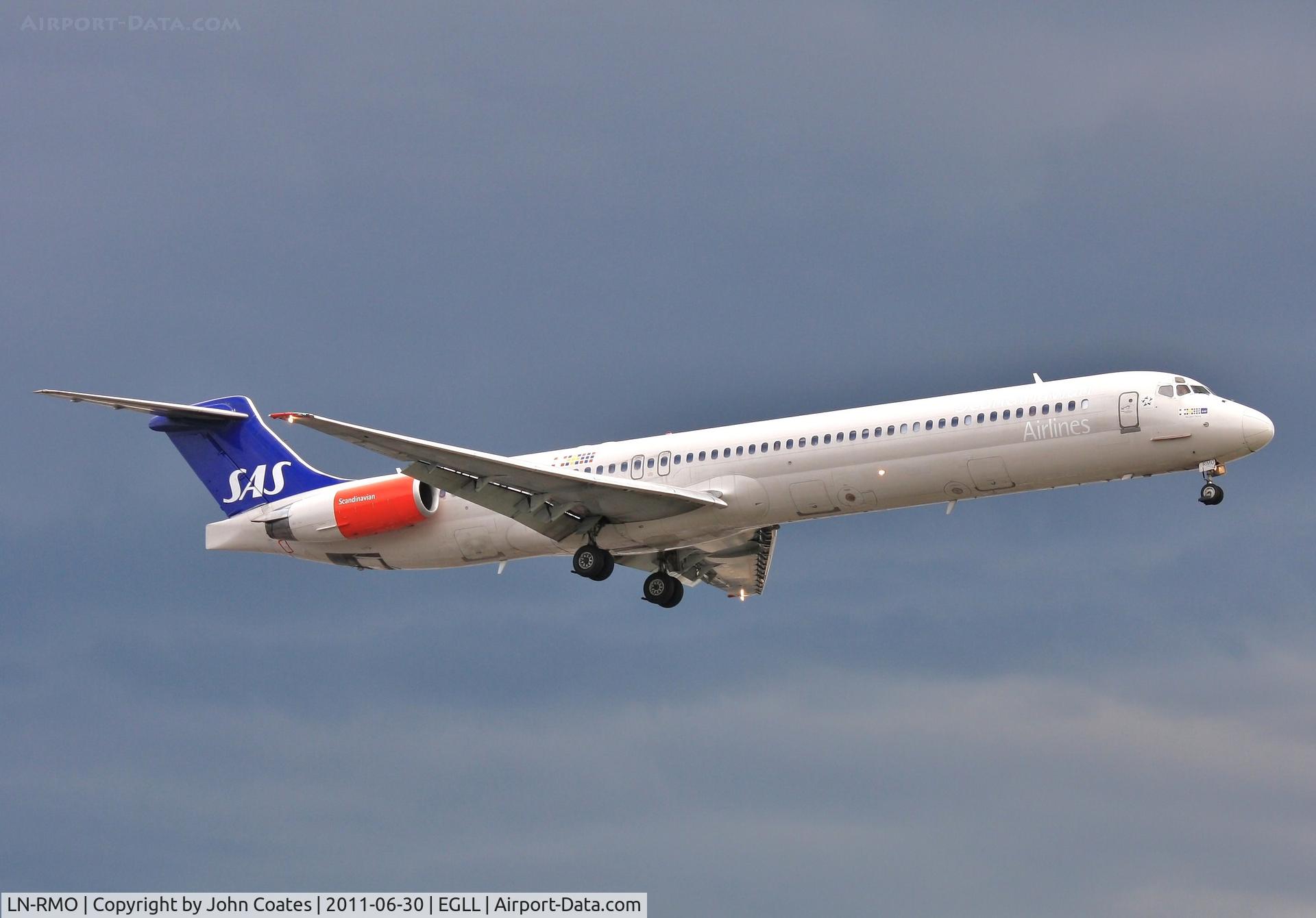 LN-RMO, 1991 McDonnell Douglas MD-81 (DC-9-81) C/N 53315, Evening finals to 27R