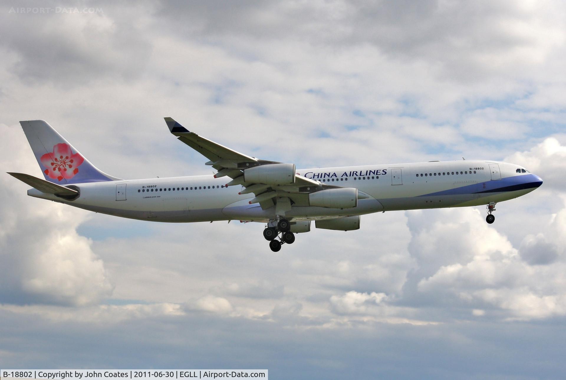 B-18802, 2001 Airbus A340-313X C/N 406, Evening finals to 27R