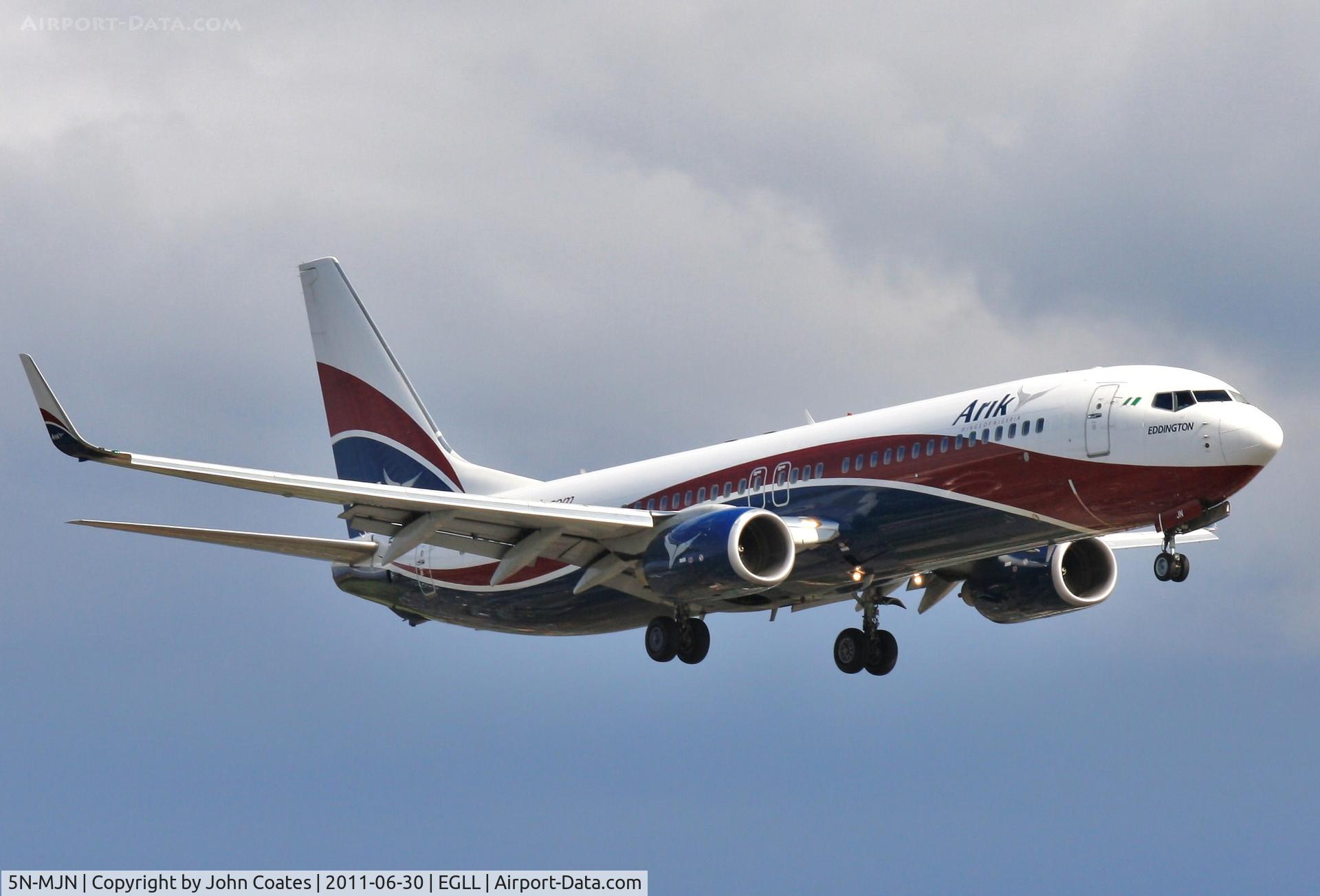 5N-MJN, 2009 Boeing 737-86N C/N 35638, On approach to 27R