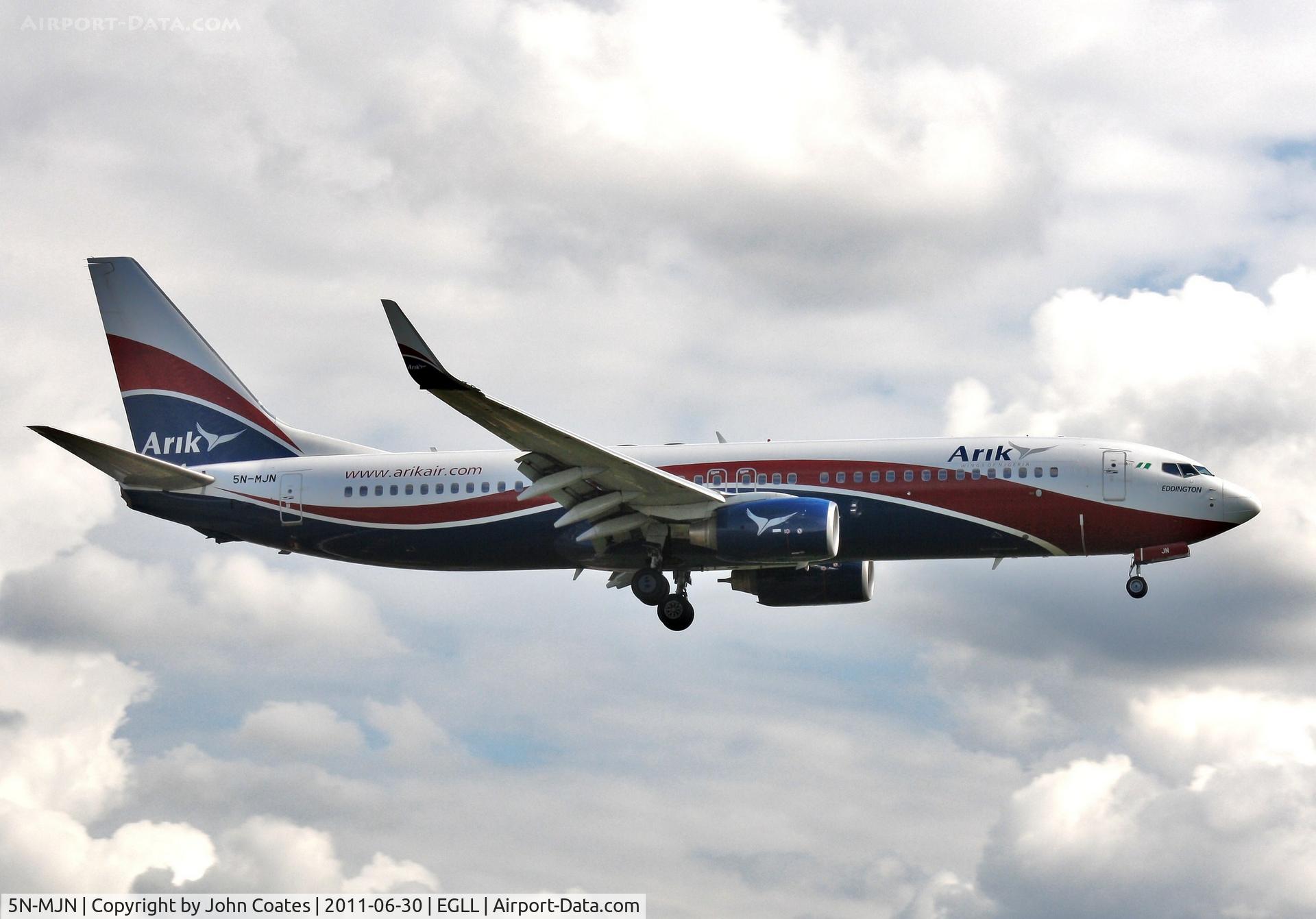 5N-MJN, 2009 Boeing 737-86N C/N 35638, Evening finals to 27R