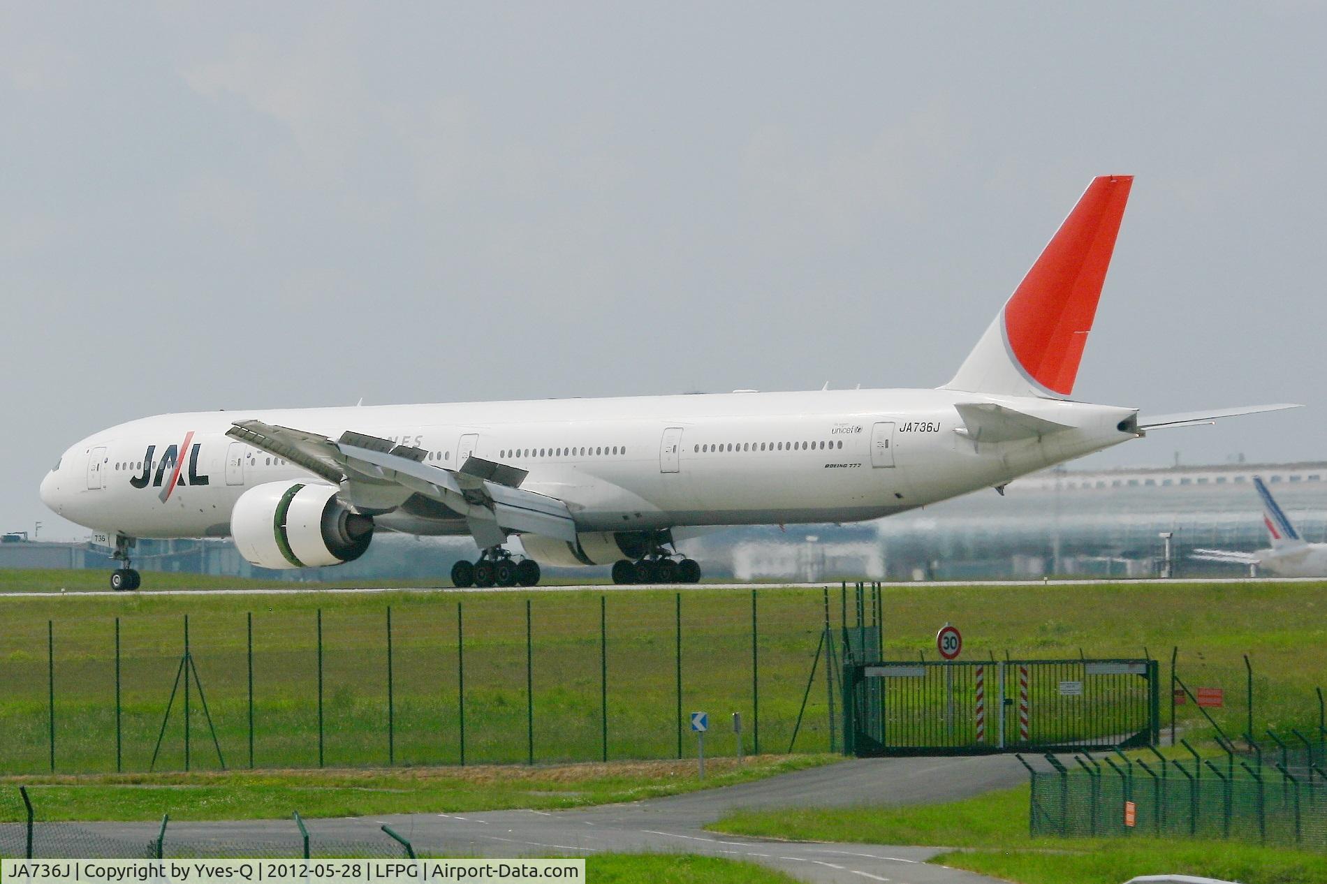 JA736J, 2006 Boeing 777-346/ER C/N 32435, Boeing 777-346, Max reverse thrust landing Rwy 26L, Roissy Charles De Gaulle Airport (LFPG-CDG)