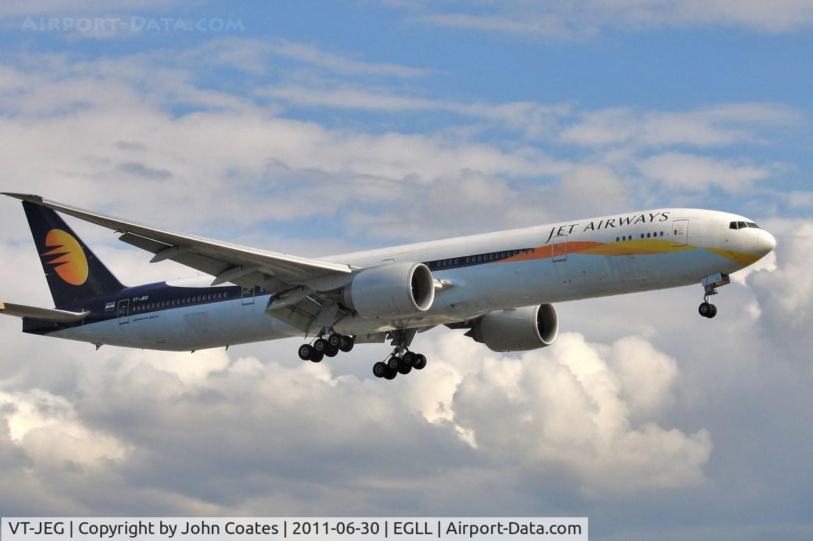 VT-JEG, 2007 Boeing 777-35R/ER C/N 35163, Evening finals to 27R