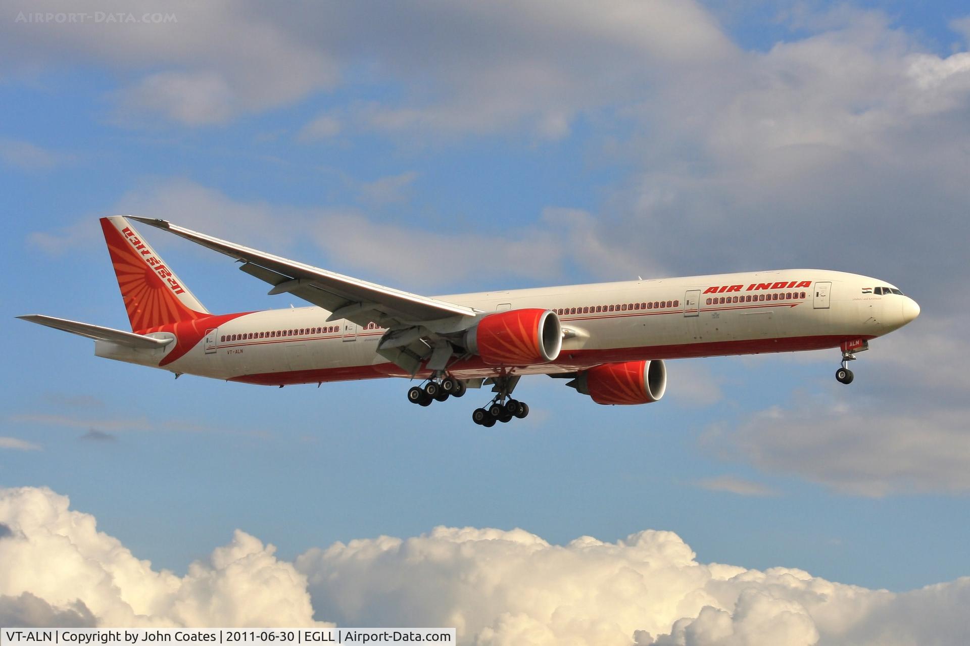 VT-ALN, 2008 Boeing 777-337/ER C/N 36312, Evening finals to 27R