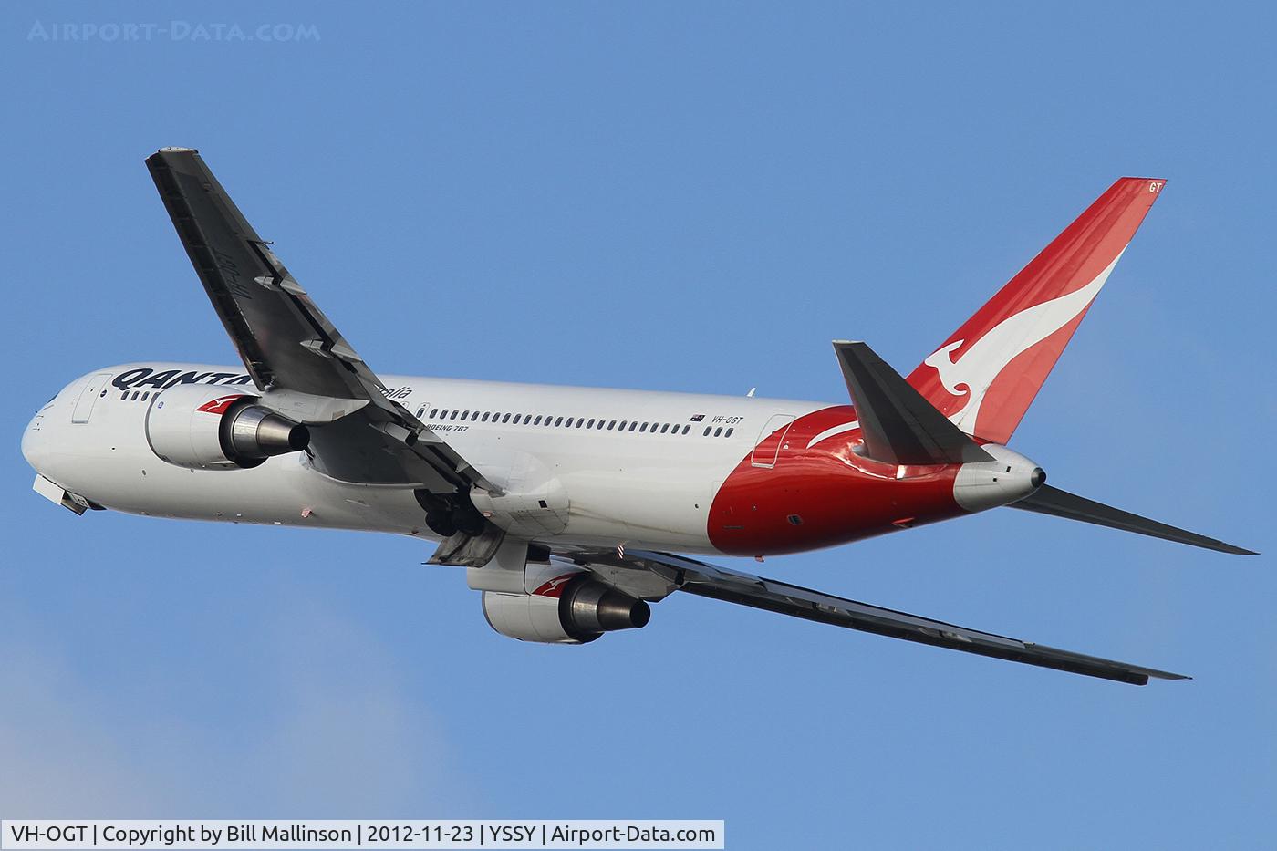 VH-OGT, 1998 Boeing 767-338 C/N 29117, AWAY FROM 34L