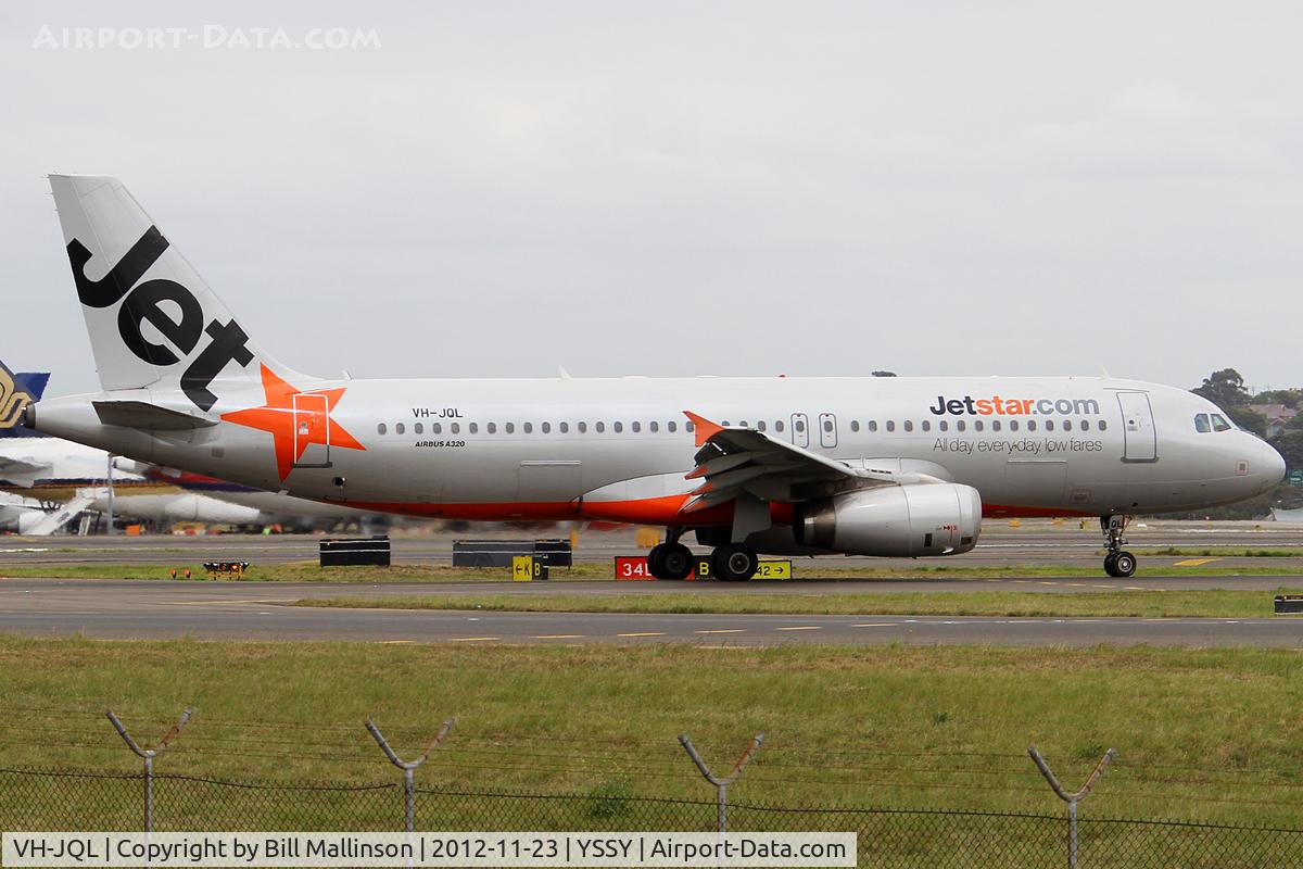 VH-JQL, 2004 Airbus A320-232 C/N 2185, TAXIO FROM 34R