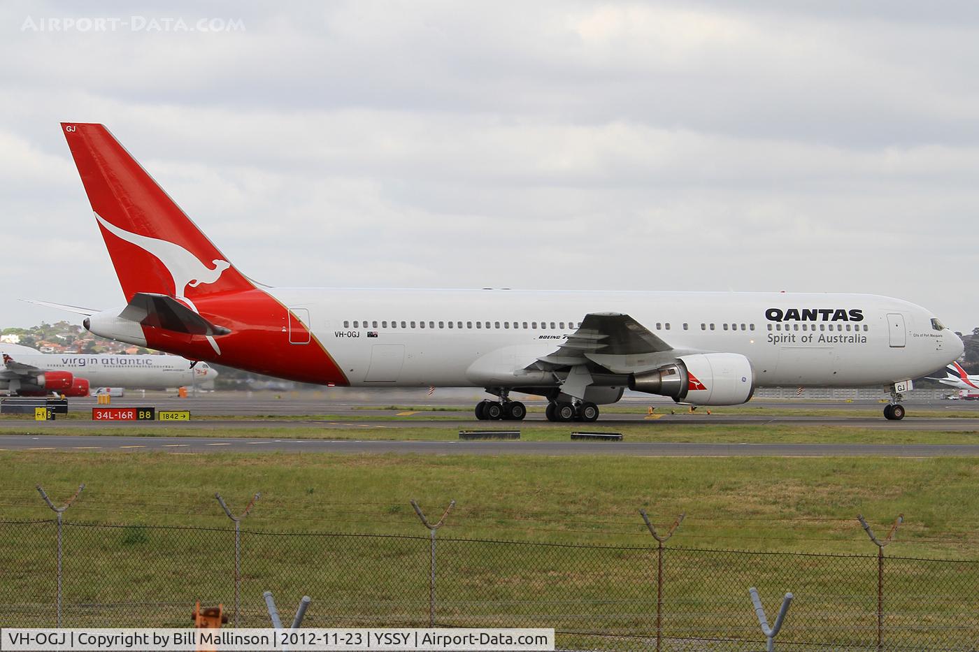 VH-OGJ, 1991 Boeing 767-338/ER C/N 25274, TAXI FROM 34R