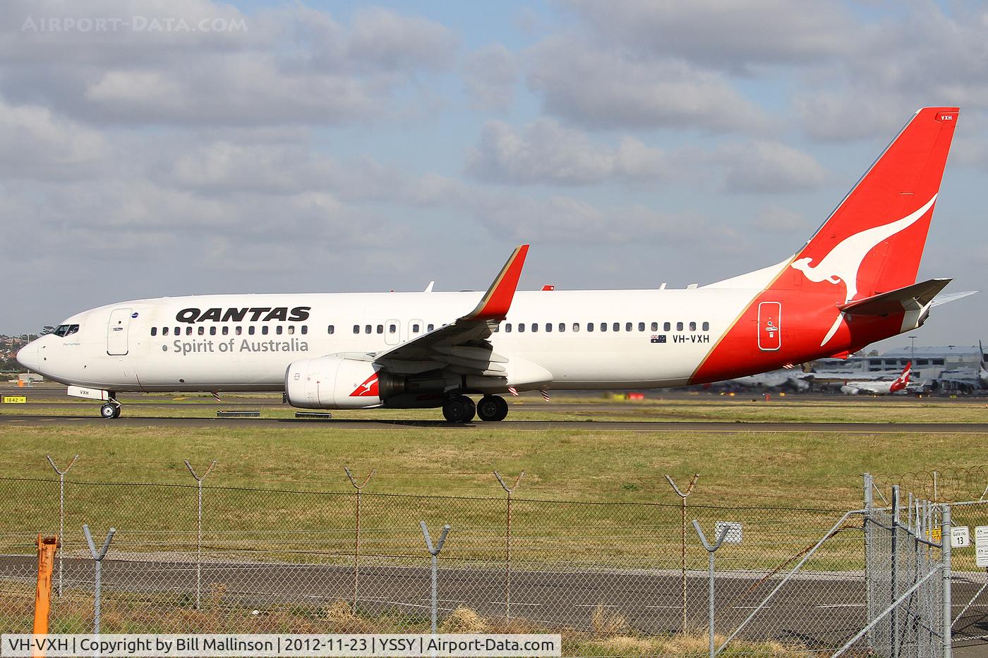 VH-VXH, 2002 Boeing 737-838 C/N 33478, TAXI TO 34R