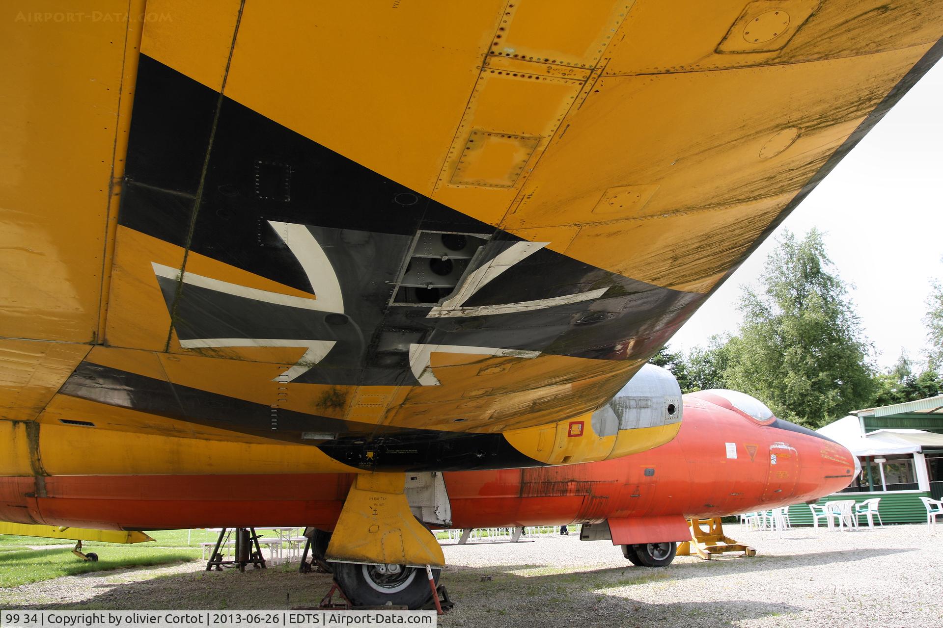 99 34, 1954 English Electric Canberra B.2 C/N R3/EA3/6651, nice colors !