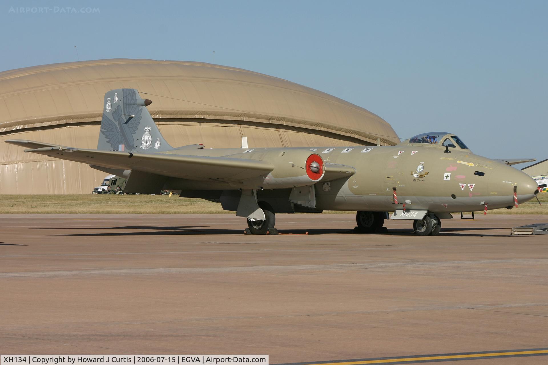 XH134, 1959 English Electric Canberra PR.9 C/N SH1724, RIAT 2006. Special markings for the type's retirement.