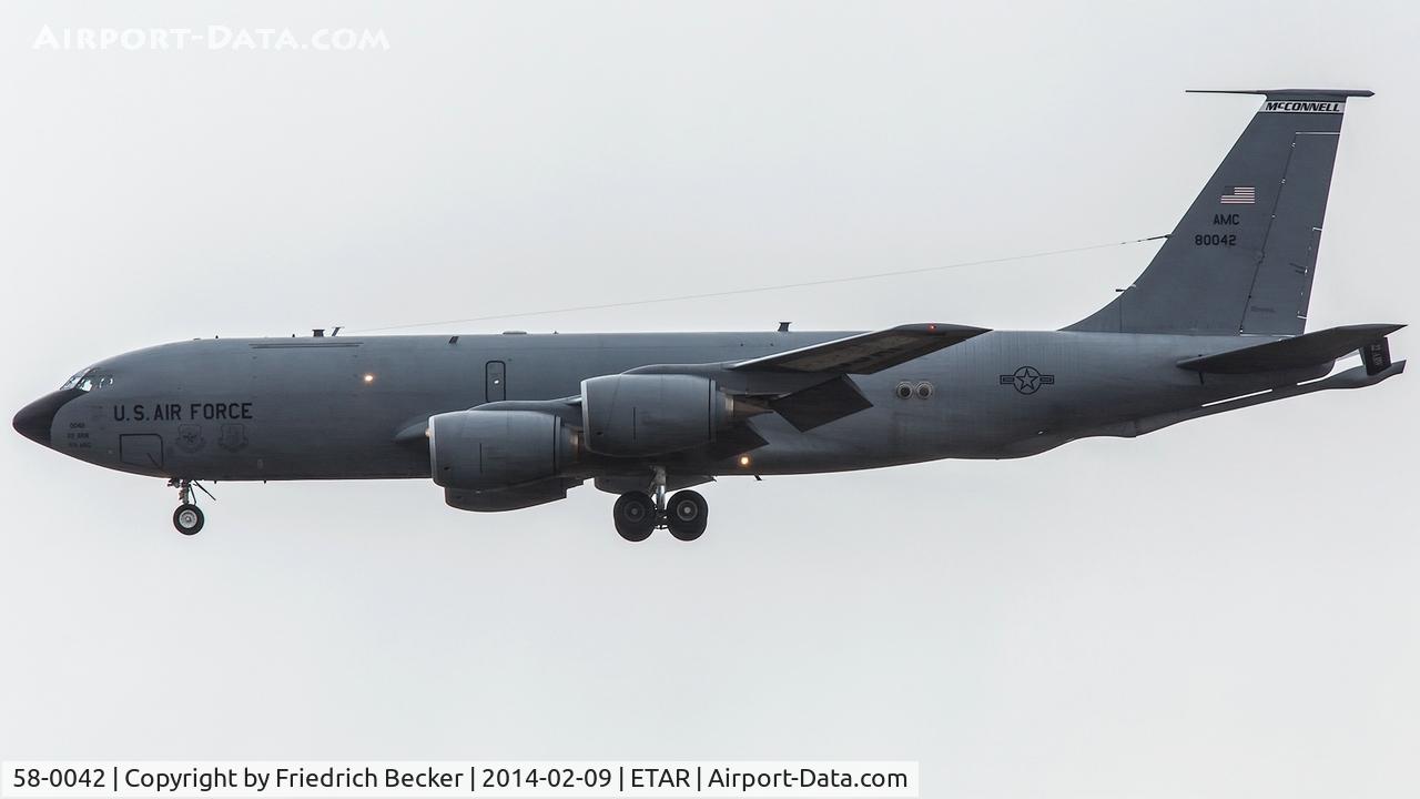 58-0042, 1959 Boeing KC-135T Stratotanker C/N 17787, on final RW26