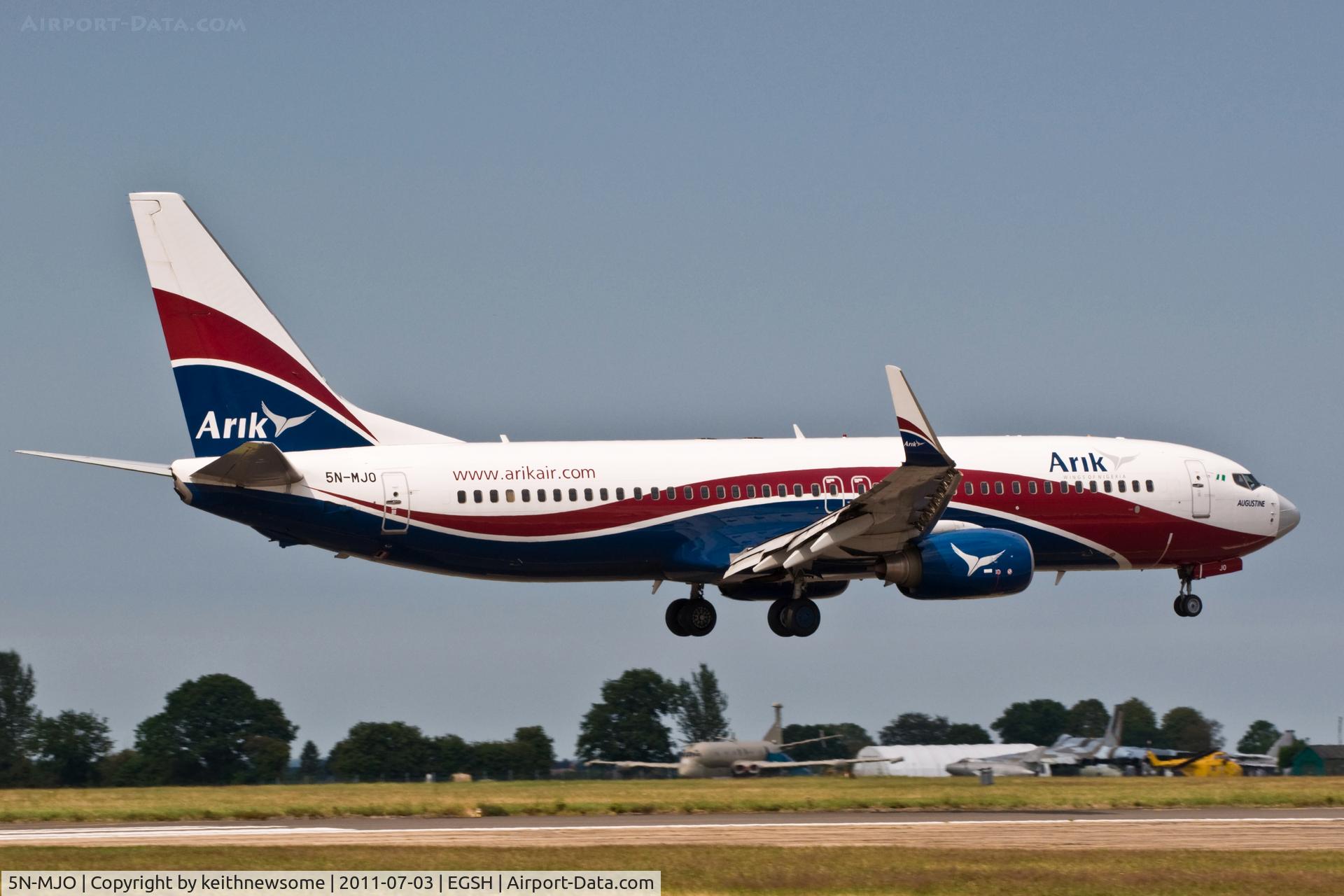 5N-MJO, 2008 Boeing 737-86N C/N 35640, Arriving onto runway 09 !