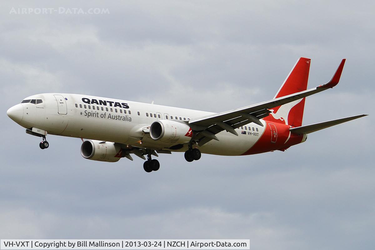 VH-VXT, 2003 Boeing 737-838 C/N 33760, finals to 02 as QF45