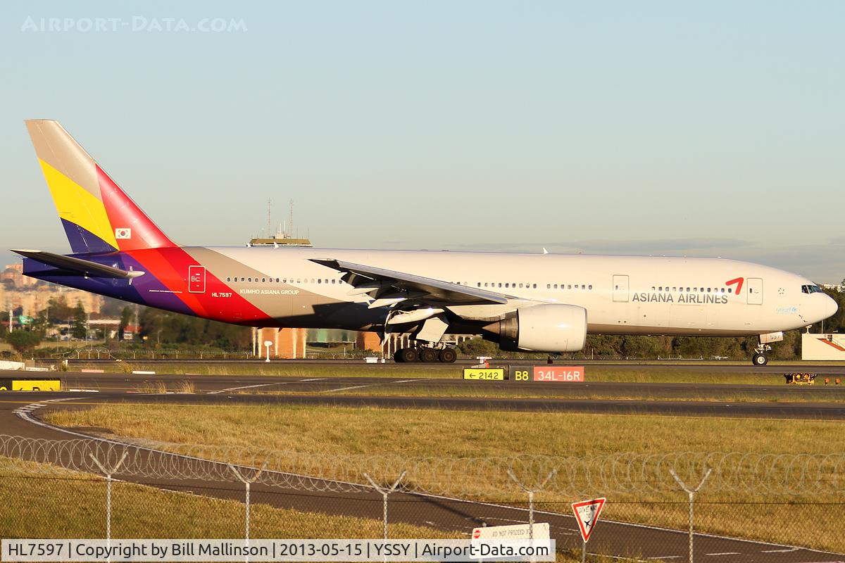 HL7597, 2001 Boeing 777-28E/ER C/N 28686, taxiing from 34L